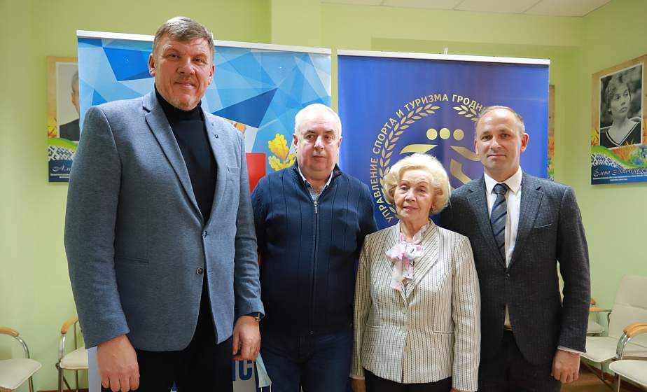 Более 400 деятелей спорта Гродненщины подписали обращение в МОК, выступив за созидание и мир. В их числе – Андрей Барбашинский, Елена Волчецкая, Олег Пищукевич