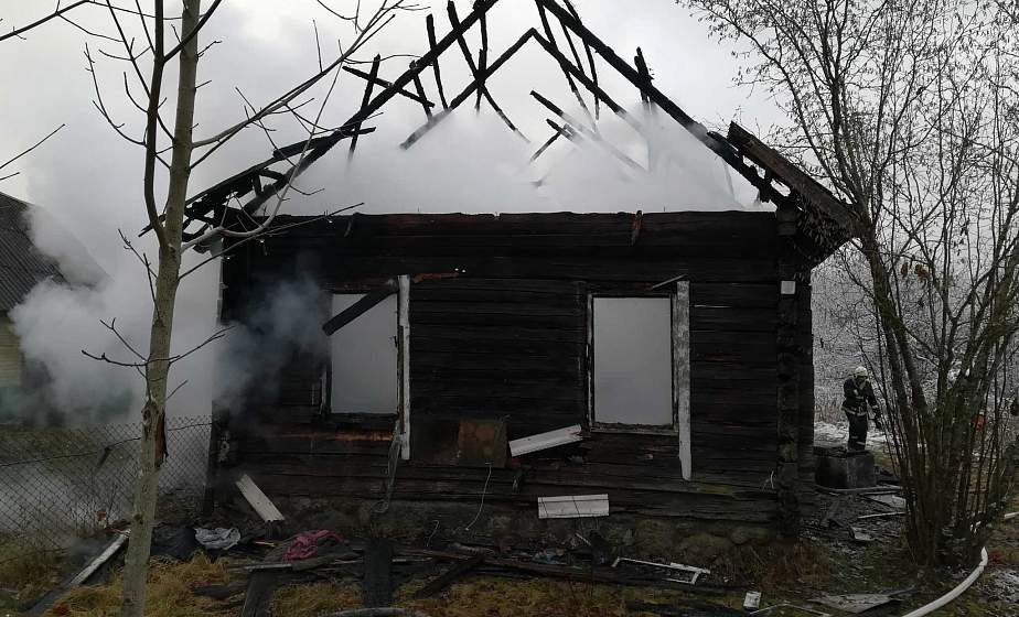 В деревне возле Ивья на пожаре погиб 50-летний мужчина 