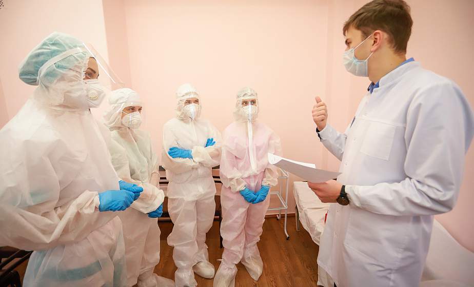«Красная зона» как тренировочный штаб. В Гродненском медицинском университете создали симуляционный центр, имитирующий «красную зону»