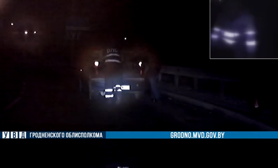 В Гродно инспекторы ГАИ помогли женщине отбуксировать заглохший  автомобиль с дороги 