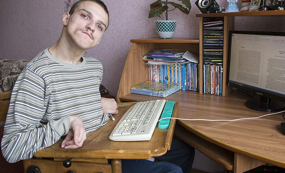 «Мамочка, я боюсь не успеть». Как лидчанин с тяжелой формой ДЦП стал писателем