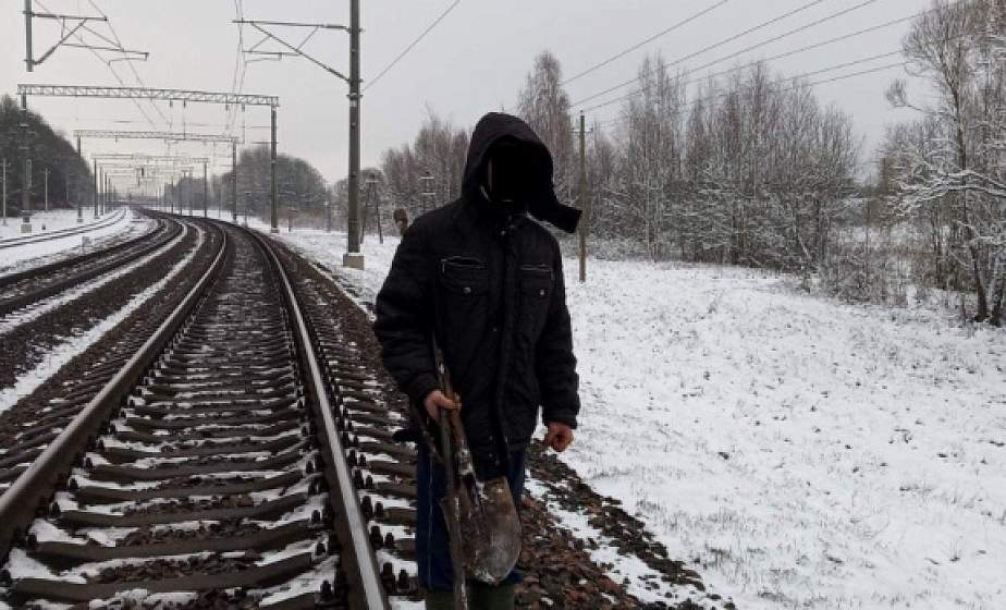 Был полный арсенал. В Ошмянах задержан мужчина, повредивший ж\д полотно