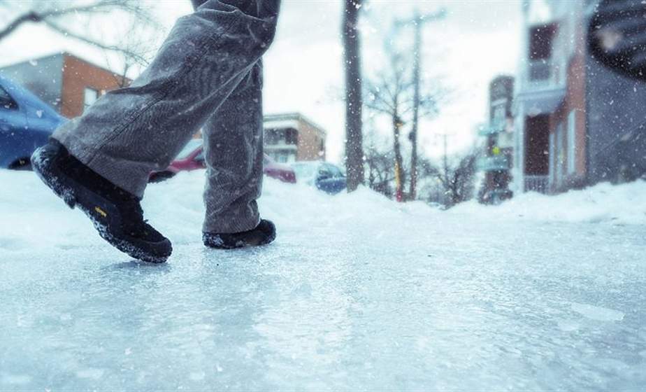 Какую обувь носить зимой, чтобы не упасть в гололед? (инфографика)