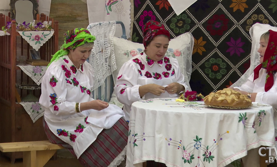 Хатняя фабрыка ткацтва і фальклорныя танцы. Этнаэкскурсію ў мінулае праводзяць ў Абухава (+відэа)