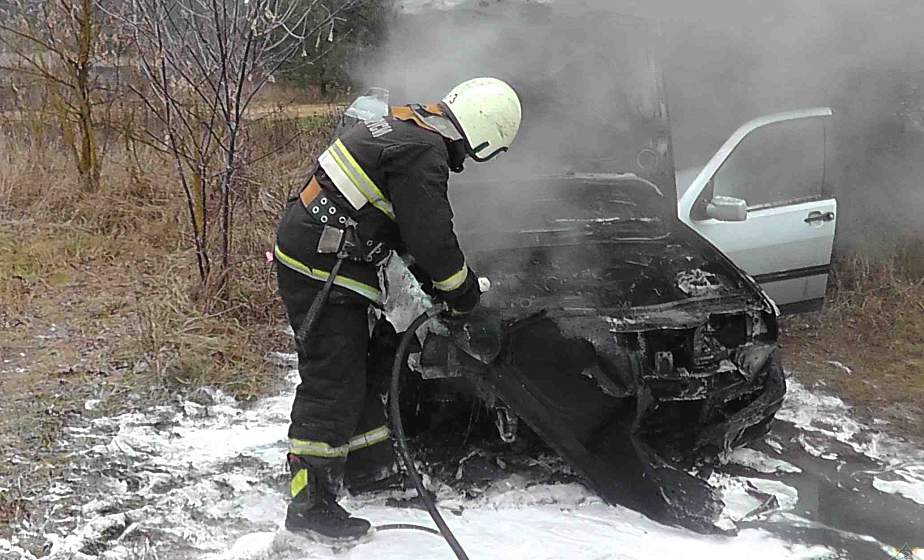 ЧП в Волковыске. Работники МЧС ликвидировали возгорание легкового автомобиля
