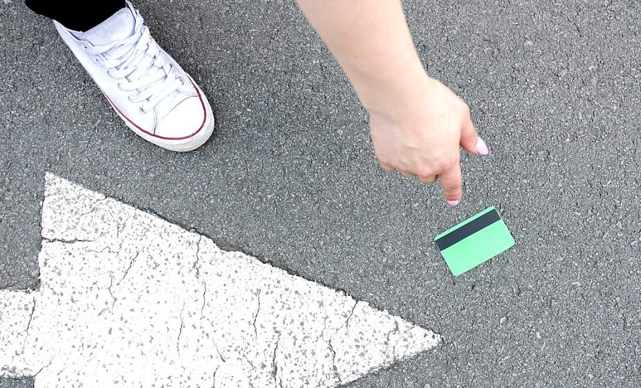 В Слониме подростки находят банковские карты и расплачиваются ими за покупки