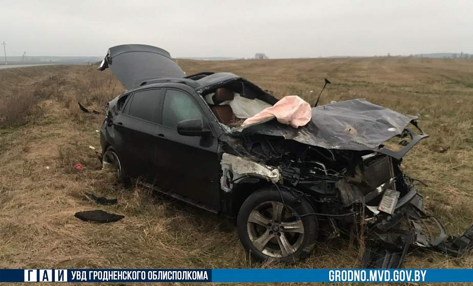 Не справился с управлением при обгоне. В результате ДТП в Островецком районе опрокинулся автомобиль