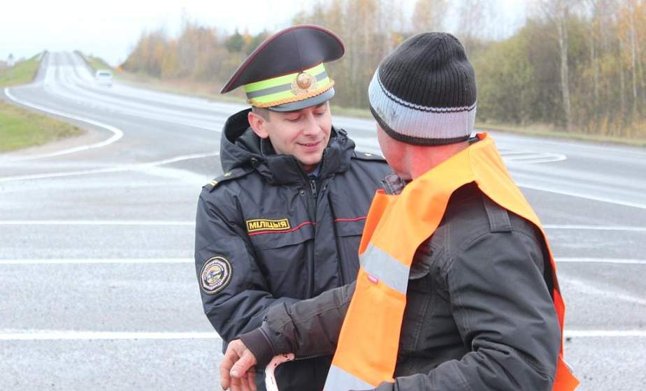 На Гродненщине пешеходам и велосипедистам бесплатно раздадут  сотни жилетов и фликеров