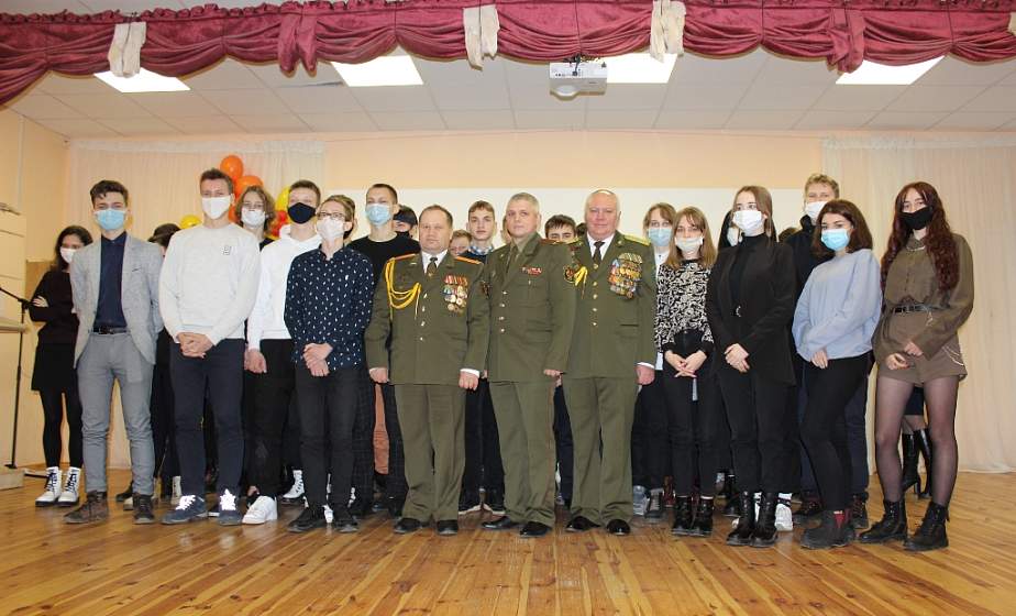 Офицеры и ветераны Гродно провели "Урок мужества" в рамках проекта "ШАГ"