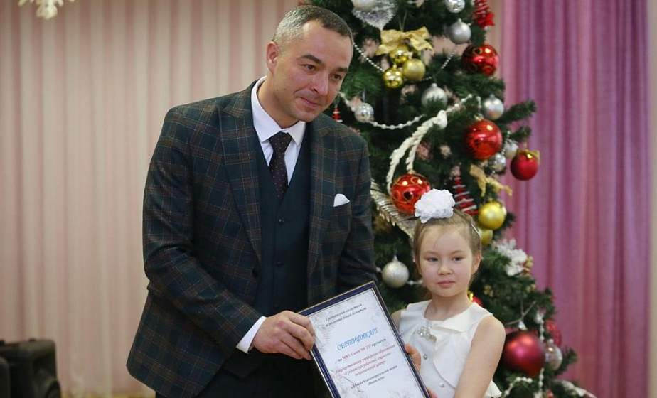 Ноутбук, сушильная машина, игрушки и сладости. Виталий Невера в рамках акции «Наши дети» поздравил воспитанников социально-педагогического центра в агрогородке Лойки