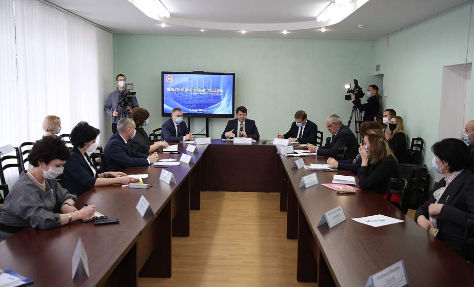 Декретный отпуск, страховая медицина, возмещение затрат. Какие предложения обсуждали эксперты на диалоговой площадке в Гродно?