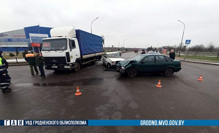  В Лиде ВАЗ собрал "паровозик" из трех машин: одна из пассажирок получила серьезные травмы