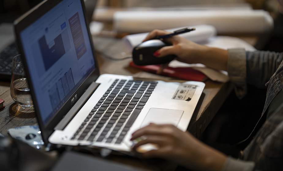 В переписке просила деньги на лечение матери. Девушка из Ивьевского района «заработала» на добродушном минчанине 3000 рублей