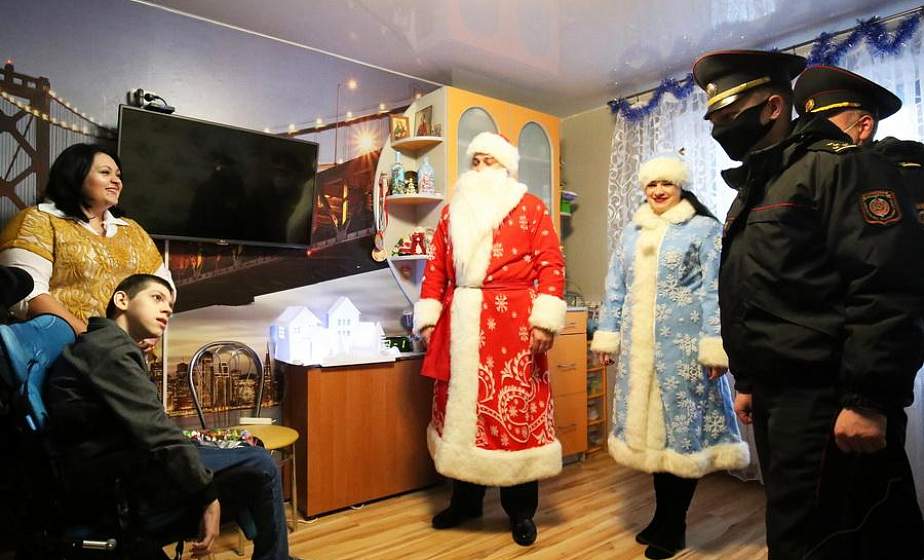 С добром – в каждый дом. Сотрудники Щучинского РОВД приняли участие в акции “Наши дети”