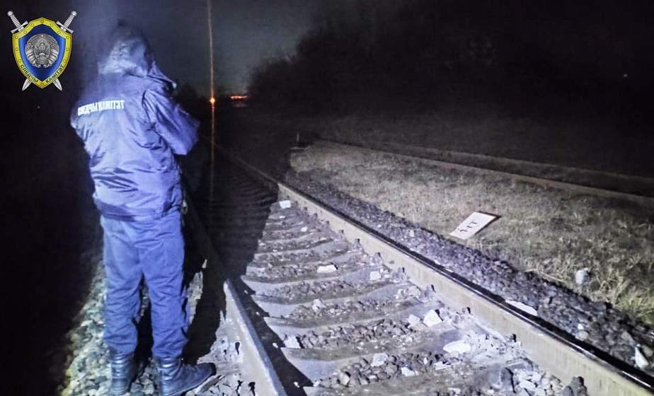В Лиде бетонным столбом перекрыли железнодорожные пути: возбуждено уголовное дело 
