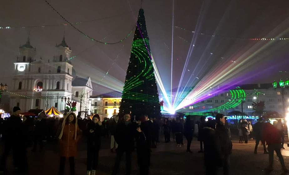 Хороводы, лазерное шоу и салют. Гродно встретил новый 2021 год (+видео)