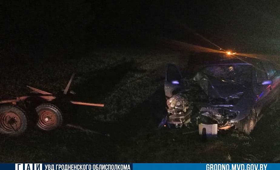 В деревне под Щучином автомобиль врезался в повозку. Ее водитель в коме