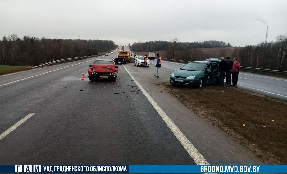 Две машины столкнулись на М6. Есть пострадавшие