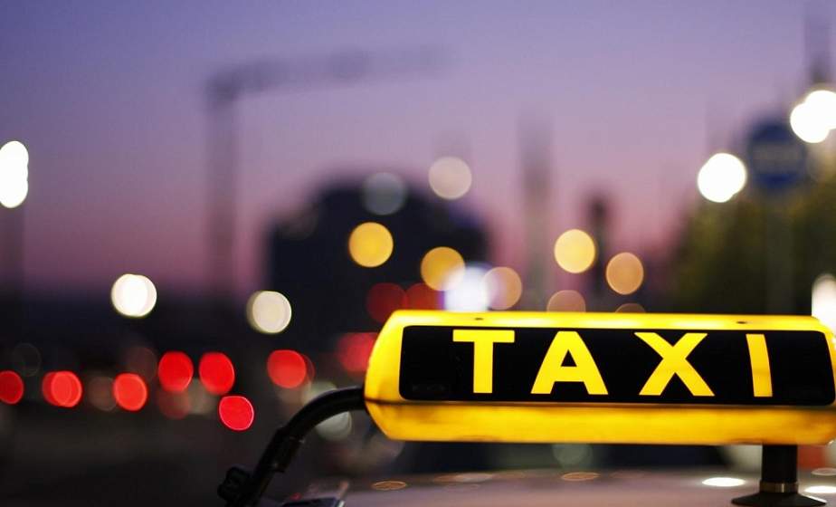 Под Гродно мужчины обманули таксиста: заказали выпивку и не заплатили