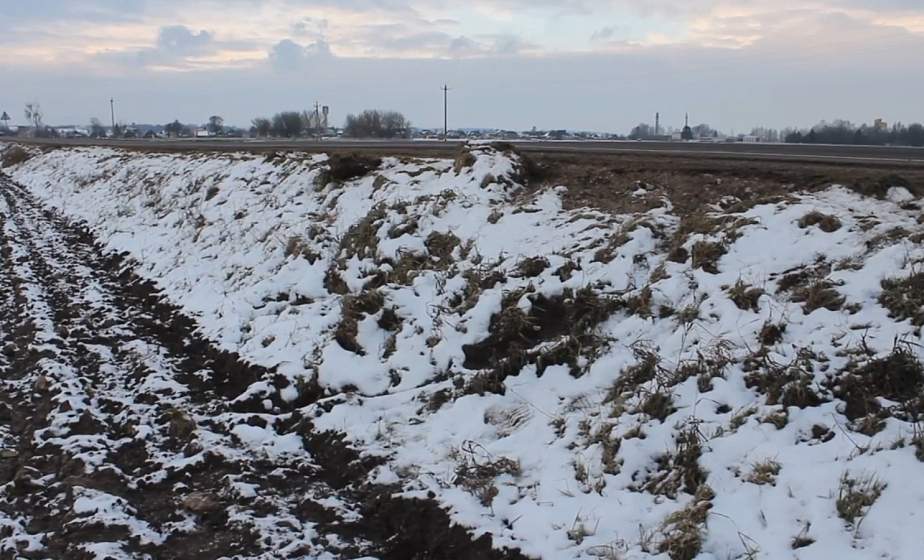 Возле Вертелишек бус снесло в кювет. Помогли вытянуть автомобиль местные участковые