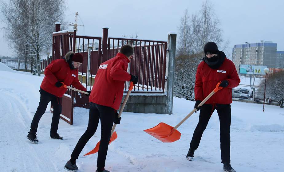 Челлендж «Уберем снег вместе». Волонтеры БРСМ пришли на помощь ветерану и медикам