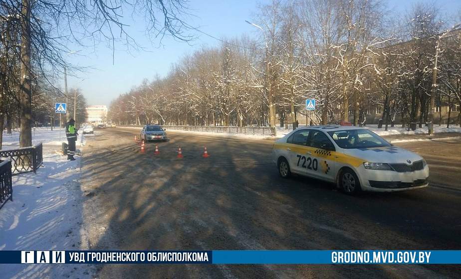 Проявил невнимательность. В Гродно на пешеходном переходе автомобиль сбил женщину 