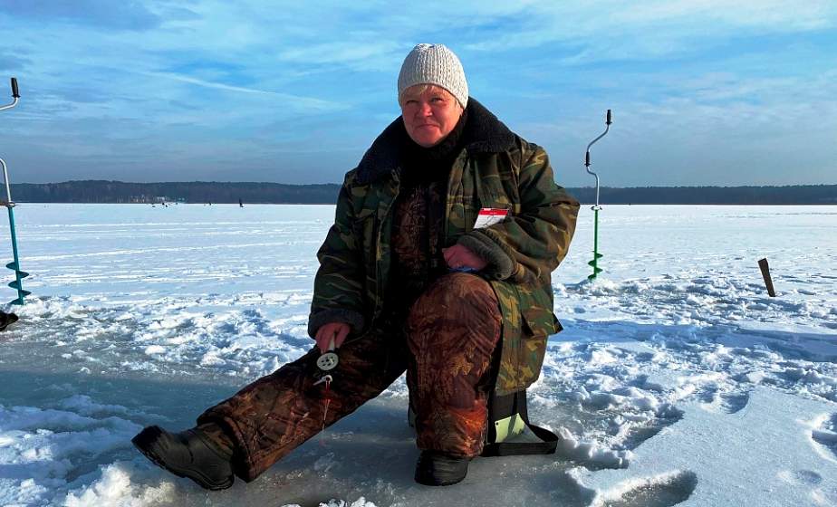 Вместо бахил и белых халатов – комбинезоны и мормышки. На Белом озере прошли соревнования по зимней рыбалке среди медиков