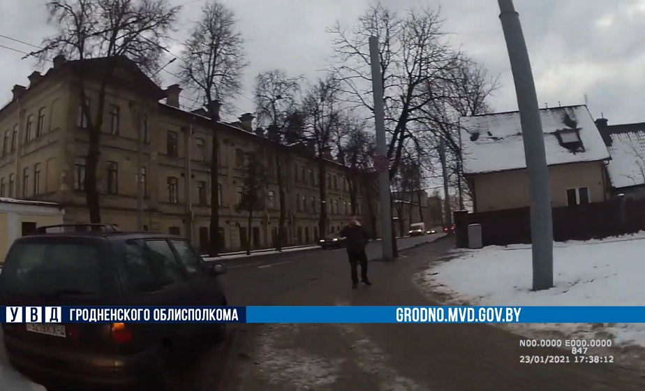 Бабушка вне перехода и неисправный автомобиль на перекрёстке. Как милиция помогает гродненцам в непогоду