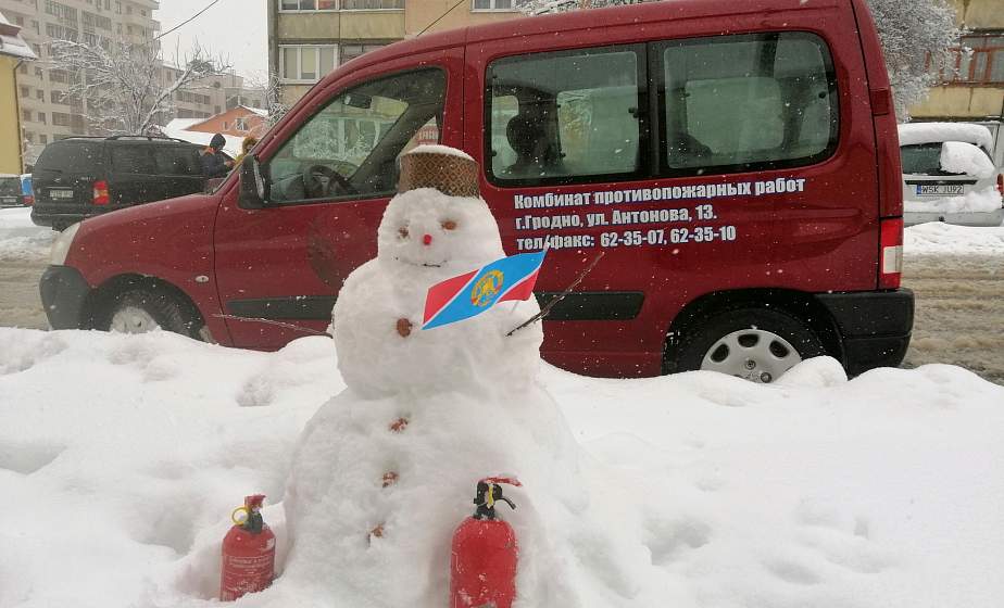 Фотофакт. Селфи с пожарным Снеговиком