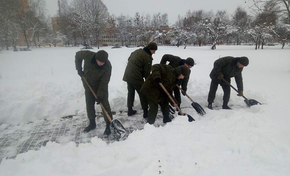 Военнослужащие 6 отдельной гвардейской механизированной бригады помогают жителям города справляться с последствиями снегопада 