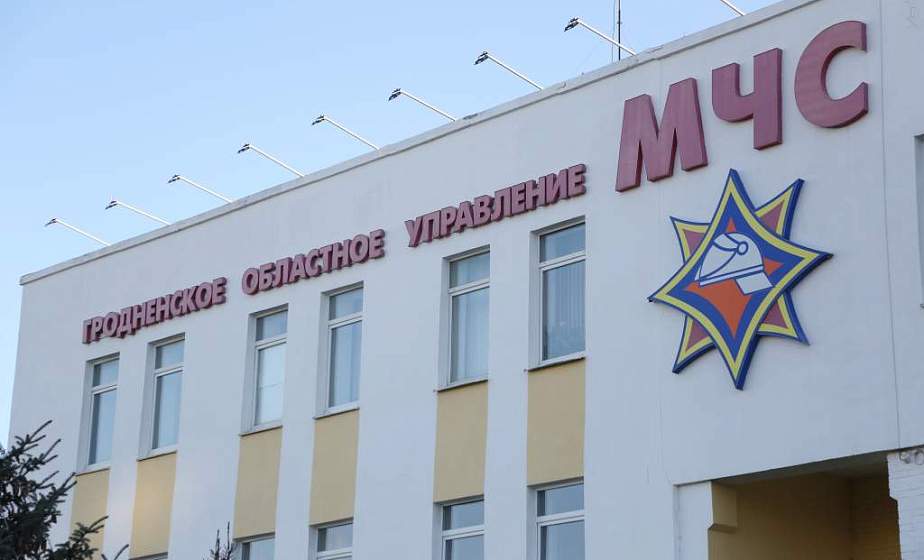 В Гродно спасатели помогли выбраться ребенку, застрявшему между морскими контейнерами