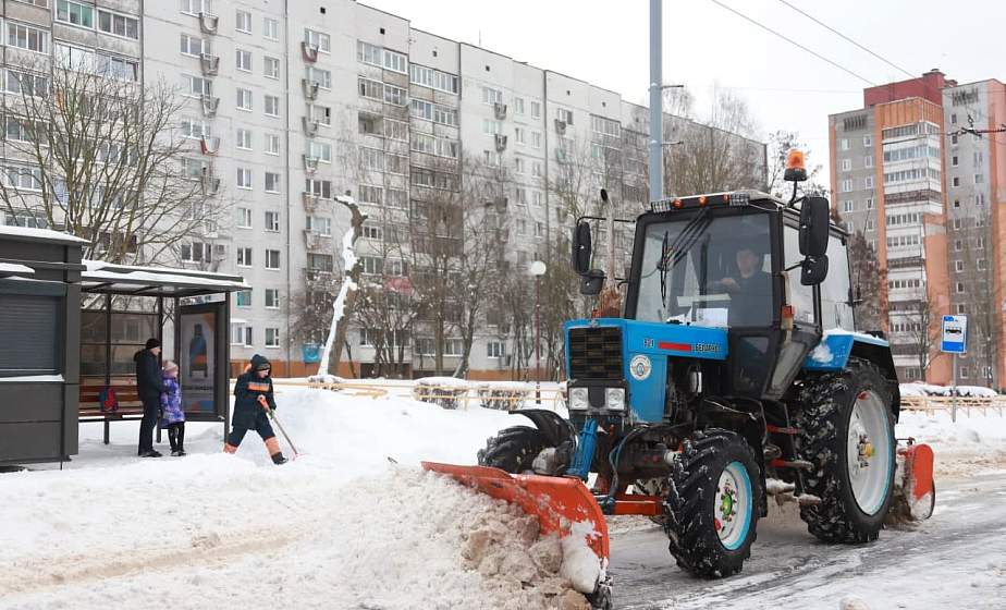 Большие сугробы и аномальный снегопад. Как дорожные службы Гродно справляются с разгулом стихии