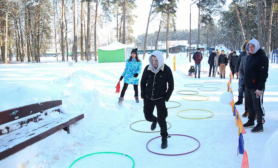 Спорт объединяет. Более десятка молодежных команд собрал в Пышках спортивный праздник "Зимние забавы"