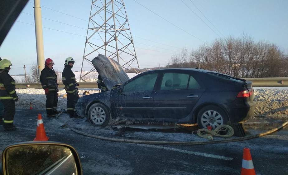 В Гродно на ходу загорелся автомобиль. Спасатели помогли потушить возгорание
