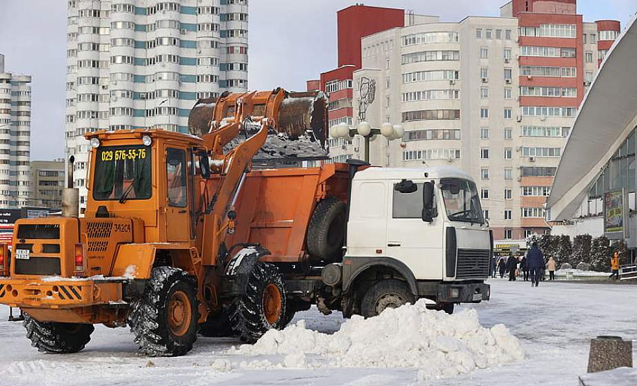 ГАИ просит водителей уступать дорогу снегоуборочной технике