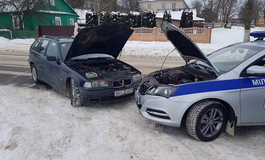 Не проехали мимо. В Лиде сотрудники ГАИ помогли женщине отбуксировать заглохший автомобиль 