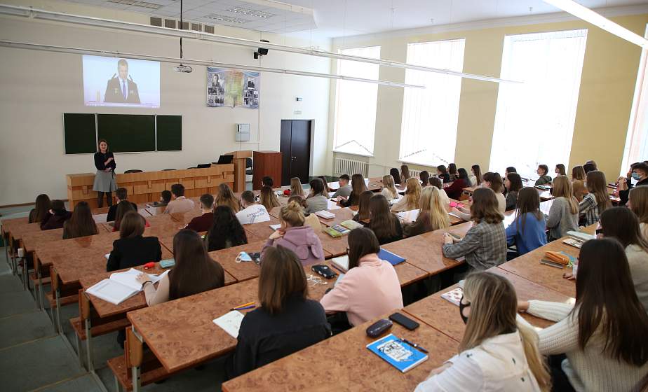 Фотофакт: Студенты юридического факультета ГрГУ имени Янки Купалы следят за ходом Всебелорусского народного собрания