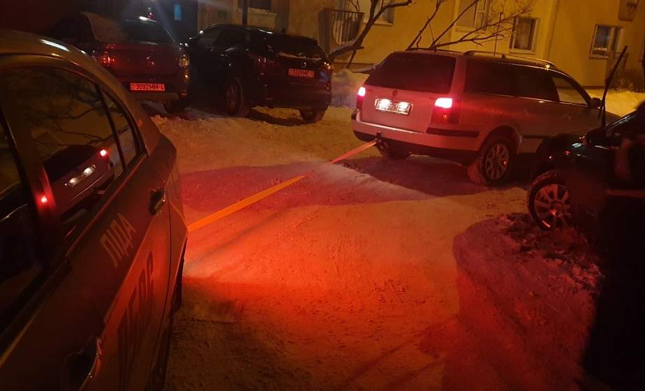 Взяли на буксир и помогли завестись. сотрудники Лидской ГАИ помогают людям в мороз