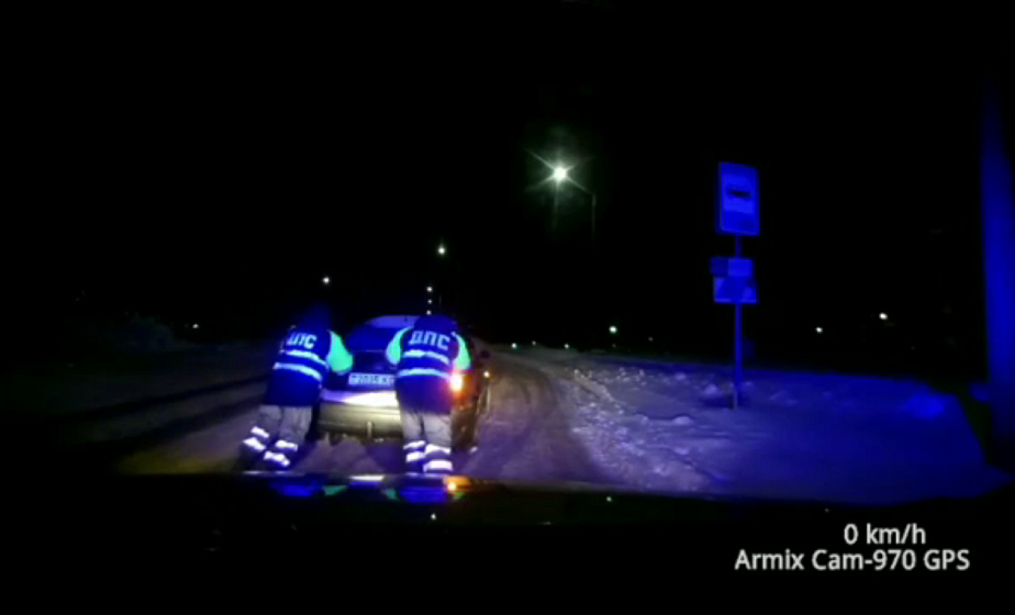 Помогли водителю оттолкнуть автомобиль. Сотрудники ГАИ не бросают людей в мороз