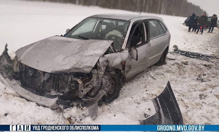  Под Волковыском лоб в лоб столкнулись автомобили 