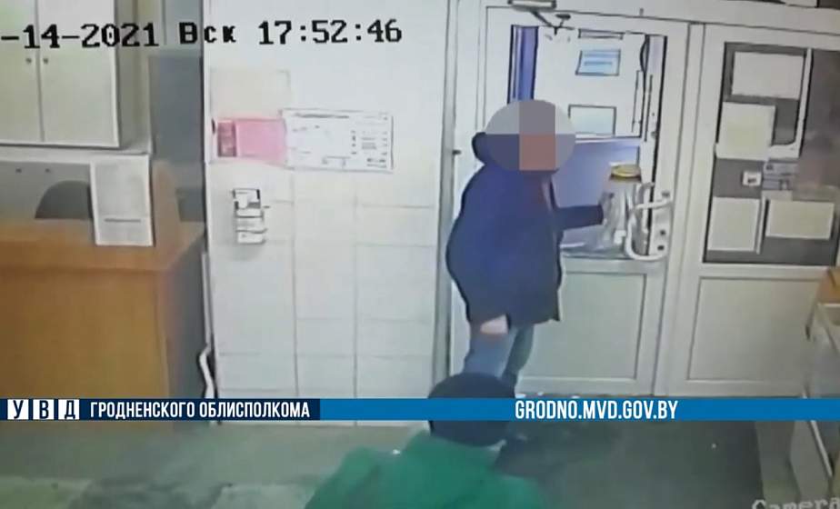 Кулаком по стеклу. В Лиде пьяный мужчина "подрался" с дверью
