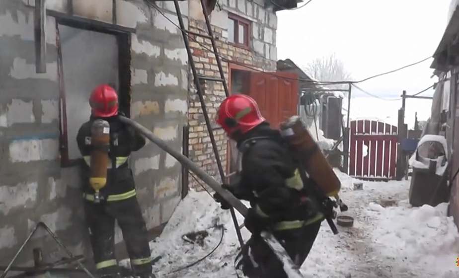 Загорелись доски. В Гродненском районе спасатели ликвидировали пожар