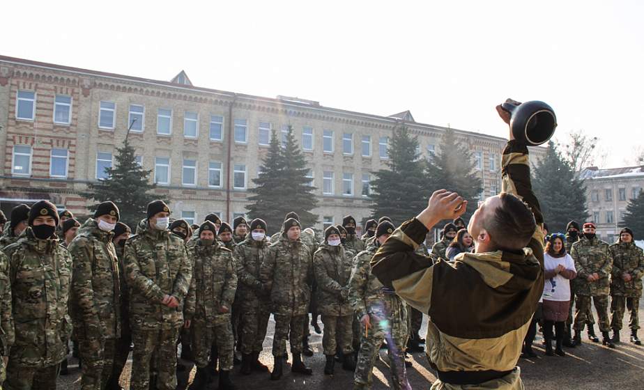 «За мир не только на Земле, а в каждом доме и семье». Военнослужащие ВЧ 5522 приняли поздравления от Белорусского союза женщин