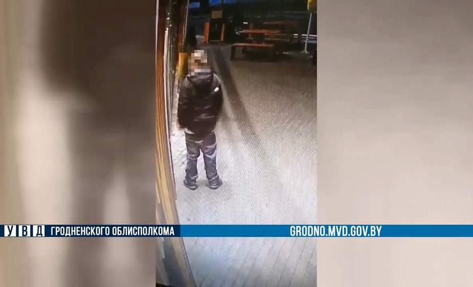 Привлек внимание ради бургера. В Гродно пьяный мужчина разделся перед «Макдональдсом»