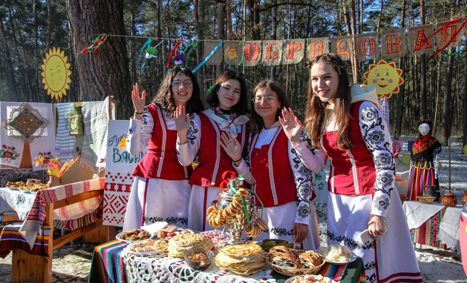 Стопки блинов, сувениры и развлечения на любой вкус. Как в Гродно встречали Масленицу