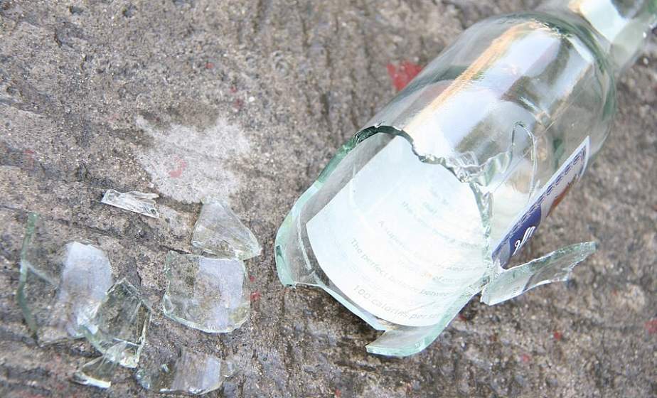  В Лиде учащаяся ПТУ после тусовки выбросила из окна бутылку от водки, а трехлитровой банкой угодила в припаркованный автомобиль  