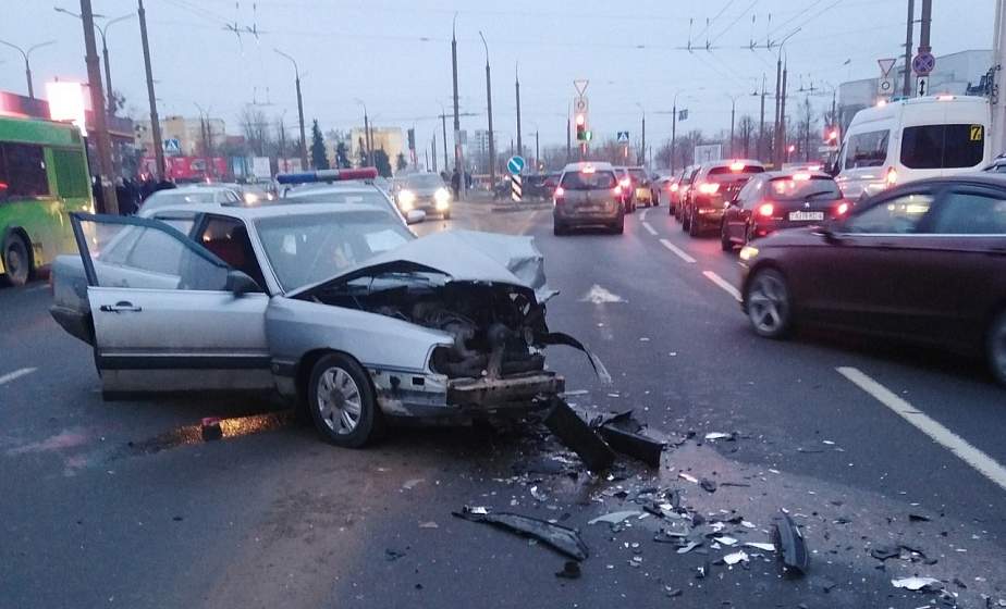 Лобовое ДТП в центре Гродно. На Горновых столкнулись "Ауди" и "Форд"