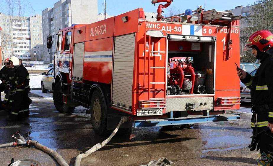 Эвакуировали 30 человек, из них 6 детей. В Гродно на пожаре погиб пенсионер, работники МЧС спасли его жену и сына