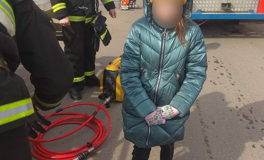 В Гродно маленькая девочка застряла в лафете, на помощь пришли спасатели (+видео)