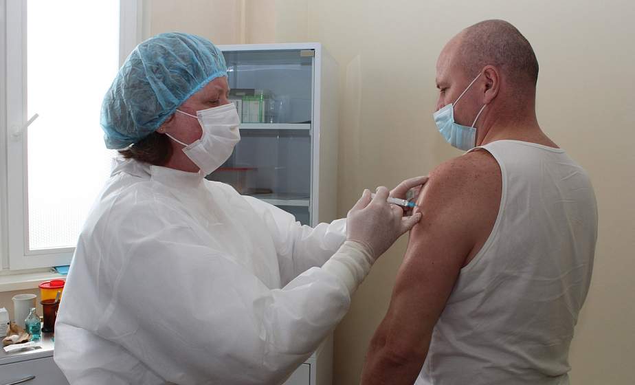 Сотрудники и руководители УВД вакцинируются от COVID-19